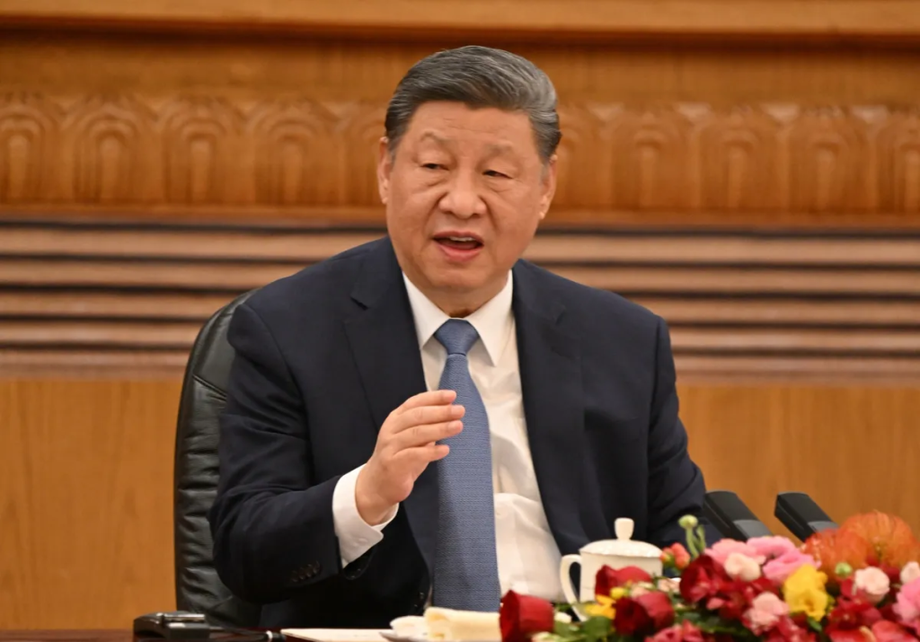 Com tarifas crescentes, Trump mira a China e alivia parceiros do Sudeste Asiático; Xi responde reforçando laços com vizinhos estratégicos.