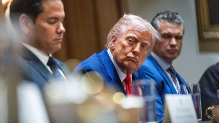 Ações, dólar e petróleo recuam com força após tarifas de Trump sobre a China reacenderem temores de recessão e derrubarem os índices americanos.