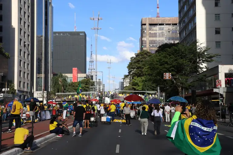Ato em SP reúne apoiadores de Bolsonaro contra julgamento no STF