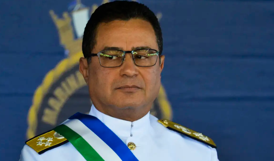 Onde termina a preocupação institucional e começa a cumplicidade com o golpismo? A proximidade dos quartéis com o bolsonarismo radical ainda é uma ferida aberta.